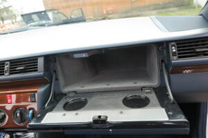 Image 26/71 of Mercedes-Benz 300 E 4-Matic (1990)