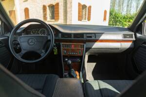 Imagen 37/50 de Mercedes-Benz 200 TE (1993)