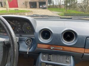 Image 18/23 of Mercedes-Benz 230 E (1984)