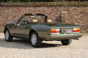 Image 2/50 of Peugeot 504 Convertible (1981)
