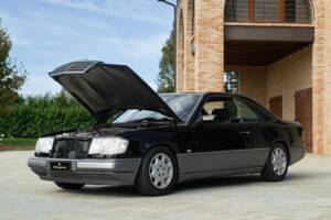 Bild 41/48 von Mercedes-Benz 200 CE (1990)