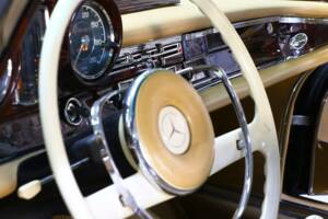 Bild 31/39 von Mercedes-Benz 220 SE b (1964)