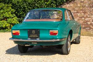 Bild 32/50 von Alfa Romeo Giulia 1300 GT Junior (1972)