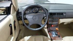Image 6/26 of Mercedes-Benz 500 SL (1991)