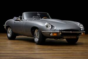 Image 2/17 de Jaguar E-Type (1970)