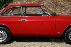 Image 38/50 of Alfa Romeo Giulia GT 1300 Junior (1975)