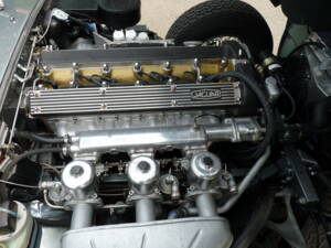 Image 15/22 de Jaguar E-Type (1968)