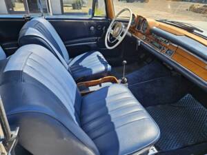 Image 2/8 of Mercedes-Benz 250 SE (1965)