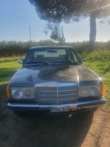 Bild 25/44 von Mercedes-Benz 240 D (1981)