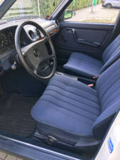 Image 8/13 of Mercedes-Benz 200 (1983)