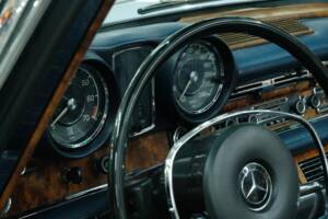Image 26/50 of Mercedes-Benz 280 SE 3,5 (1970)