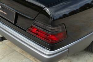 Immagine 22/48 di Mercedes-Benz 200 CE (1990)