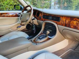 Image 10/30 de Jaguar XJ 8 4.0 Executive (1998)