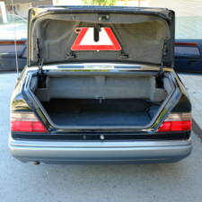 Image 131/171 of Mercedes-Benz E 220 (1994)
