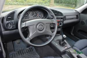 Bild 29/50 von BMW 320i (1994)