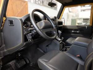 Image 23/47 of Land Rover Defender 90 Works V8 (2013)