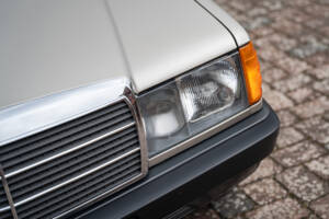 Image 4/77 de Mercedes-Benz 190 E 2.3 (1988)