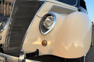 Image 22/26 de Ford V8 Deluxe Club Cabriolet (1937)