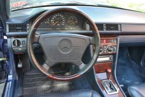 Image 13/21 of Mercedes-Benz E 320 (1995)
