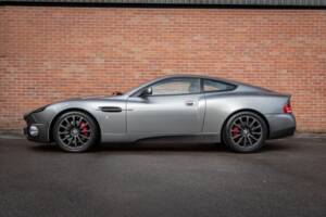 Image 2/30 of Aston Martin V12 Vanquish (2002)