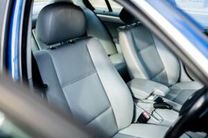 Image 31/38 of BMW 325i (2002)
