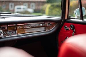 Image 32/42 of Mercedes-Benz 220 SE b (1965)