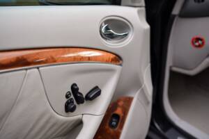 Image 34/49 of Mercedes-Benz CLK 500 (2004)