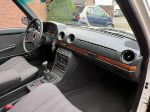 Image 23/66 of Mercedes-Benz 200 T (1984)