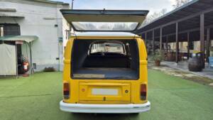 Bild 41/50 von Volkswagen T2b Kastenwagen (1976)