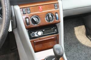 Immagine 10/13 di Mercedes-Benz 230 E (1986)