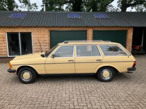 Image 2/33 of Mercedes-Benz 230 TE (1984)