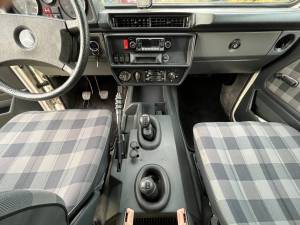 Image 19/33 of Mercedes-Benz 200 GE (SWB) (1987)