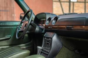 Image 33/53 de Mercedes-Benz 200 T (1982)