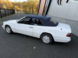 Image 6/36 of Mercedes-Benz E 200 (1994)