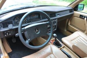 Image 12/27 of Mercedes-Benz 190 E (1987)