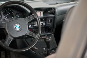 Bild 40/50 von BMW 325i (1986)
