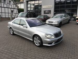Immagine 4/38 di Mercedes-Benz S 55 AMG (2003)