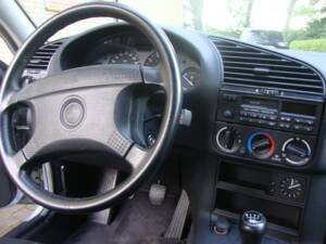 Afbeelding 25/39 van BMW 316i (1993)