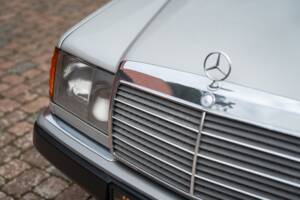 Imagen 3/72 de Mercedes-Benz 250 TD (1991)