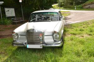 Image 2/18 of Mercedes-Benz 250 SE (1967)