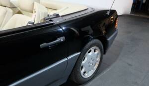 Image 24/26 of Mercedes-Benz 500 SL (1991)