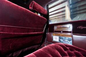 Image 32/58 of Cadillac Brougham Elegance (1988)