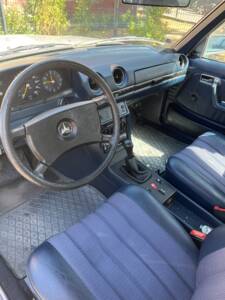 Immagine 4/9 di Mercedes-Benz 200 (1982)