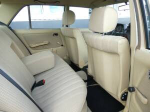 Image 11/19 of Mercedes-Benz 200 (1983)