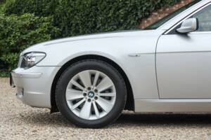 Immagine 32/50 di BMW 750i (2007)