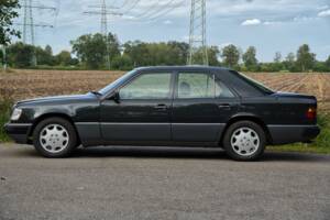 Image 9/63 of Mercedes-Benz 220 E (1993)