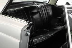 Image 26/49 de Mercedes-Benz 280 SE (1970)
