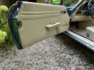 Image 17/30 of Mercedes-Benz 560 SL (1988)