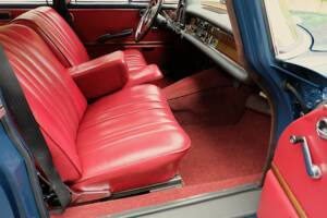 Image 33/76 de Mercedes-Benz 220 S b (1963)