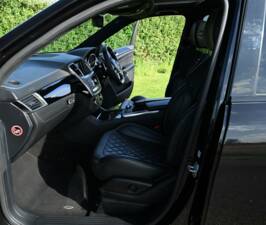 Image 34/49 of Mercedes-Benz ML 63 AMG (2013)